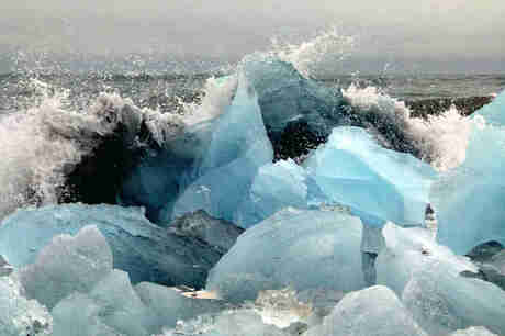 Ijslands gletsjerijs op de kust van de Atlantische Oceaan