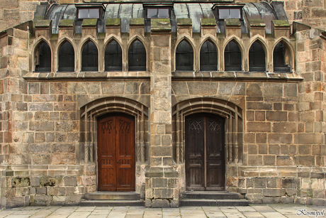 De St. Bartholomeus-Kathedraal. Zijdeuren