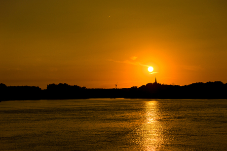 zonsondergang aan de oevers van de schelde