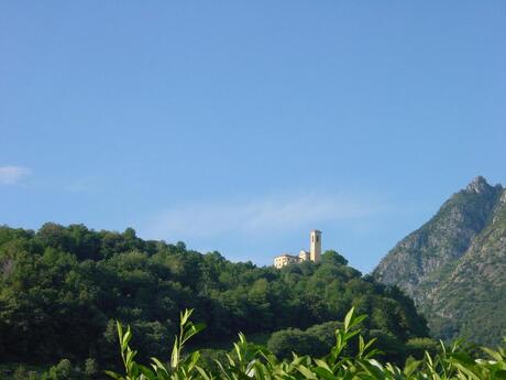 Kerkje op berg in italie