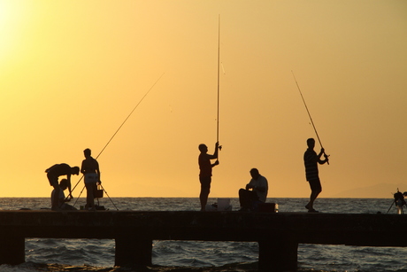 Vissers op een pier nabij Paestum