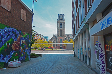 Doorkijkje naar de Laurenskerk in Rotterdam