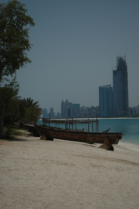 Uitzicht vanaf het strand op Abu Dhabi