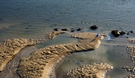 zandfiguren gemaakt door de zee