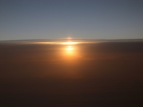 zonsondergang boven de wolken