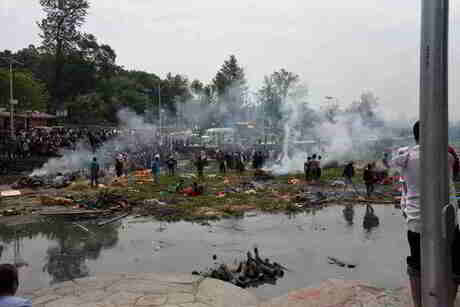 Lijkverbranding op een eilandje in de Bagmati River