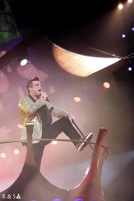 sized_Robbie Williams in concert 01