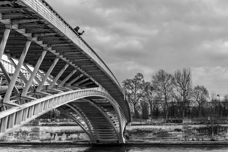 Eenzame op de brug in Parijs