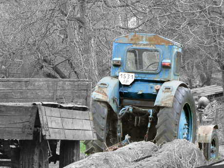 Grijs weer en blauwe tractor