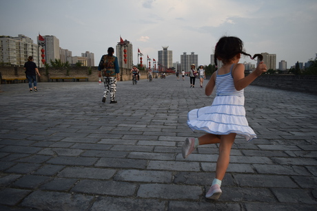 Dansjes op de eeuwenoude stadsmuur van Xi'an