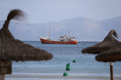 Boot op de rede van Port d'Alcudia