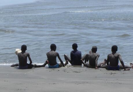 Kinderen bij Atlantische Oceaan, Gambia