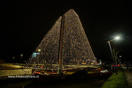 Verlichte zeilboot in Drachten