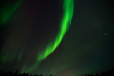 noorderlicht met vallende ster in Finland