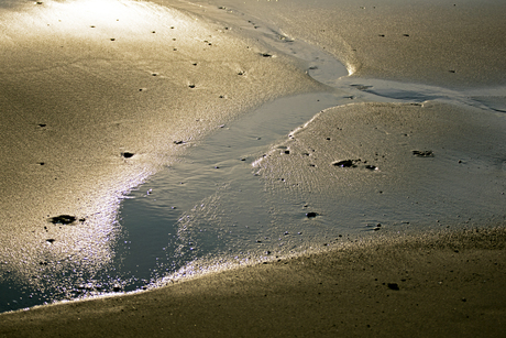 op het strand