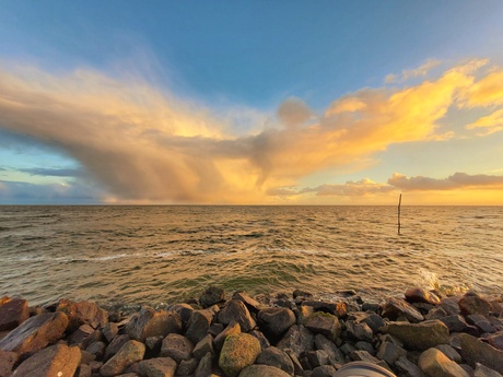 Wolk raakt de zee