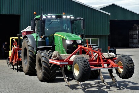 P1170620  Drenthe  John Deerne  Tractor  Close  nabij Oranjekanaal 19 mei 2022 