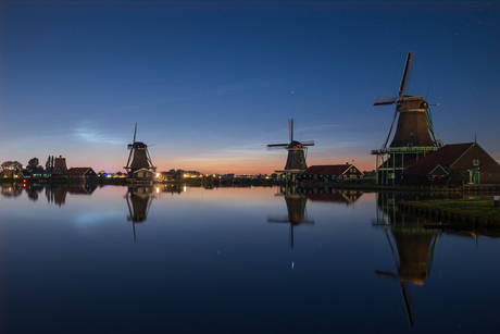 Lichtende nachtwolken boven de Zaanse schans