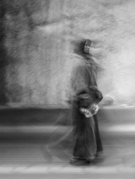 Vrouw in tramtunnel Den Haag