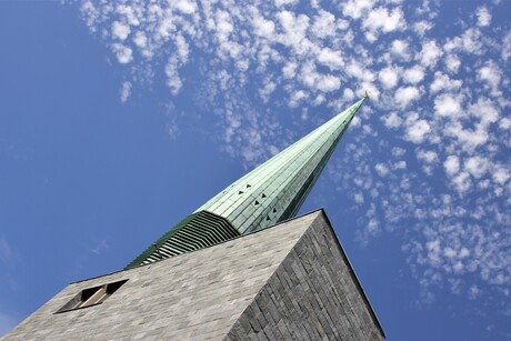 De kerk als "spuitzak" van wolken.