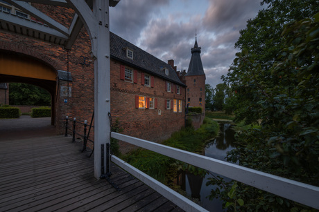 Avondlicht op Kasteel Doorwerth: Levendige Schoonheid van Historisch Erfgoed