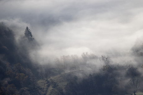 Als de mistige wolken het dal verkennen.