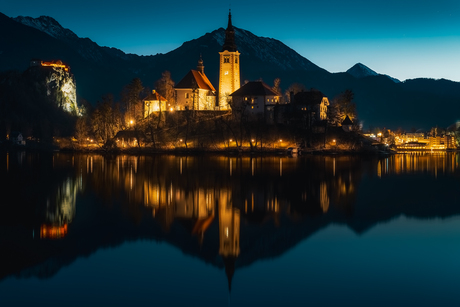 Reflecties bij Bled bij Blauwe Uur
