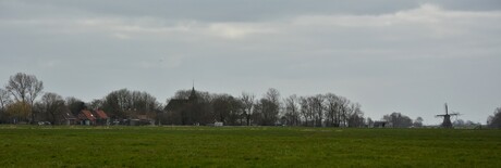 In het mooie weidse Friese landschap een molen en kerk en wat huizen en ze leven nog lang en gelukkig