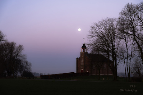 Kerkje en de  maan