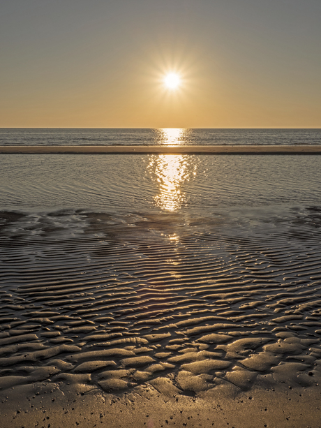 ondergaande zon op zee