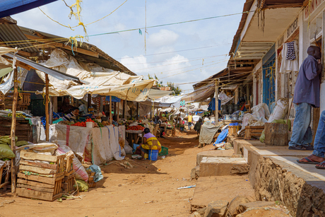 Straatbeeld van een lokale markt in Same, Tanzania