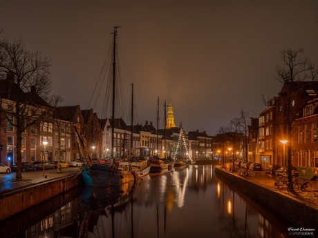 Goud in de gracht: De A bij nacht met de A-Kerk.