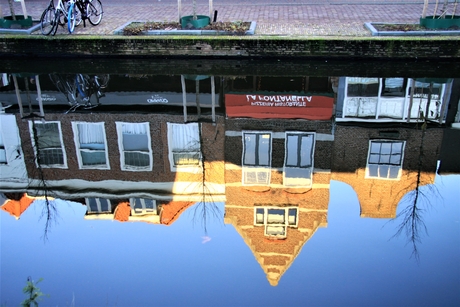  Delft gespiegeld in de gracht 