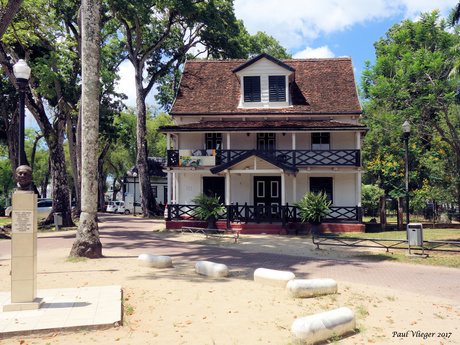 Monumentaal gebouw nabij Fort Zeelandia