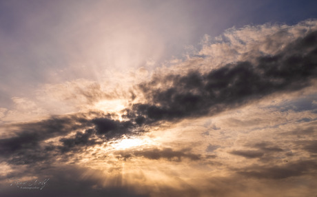 Achter de wolken schijnt de zon