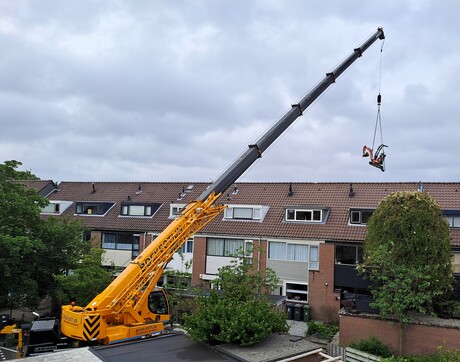 20250610  074915    TRUCK TIME Mob  Kraan  Tuinmaterieel  Over het huis  takelen . 10 juni 2025  