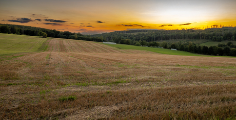 Kleurrijke zonsondergang in Teutoburger Wald