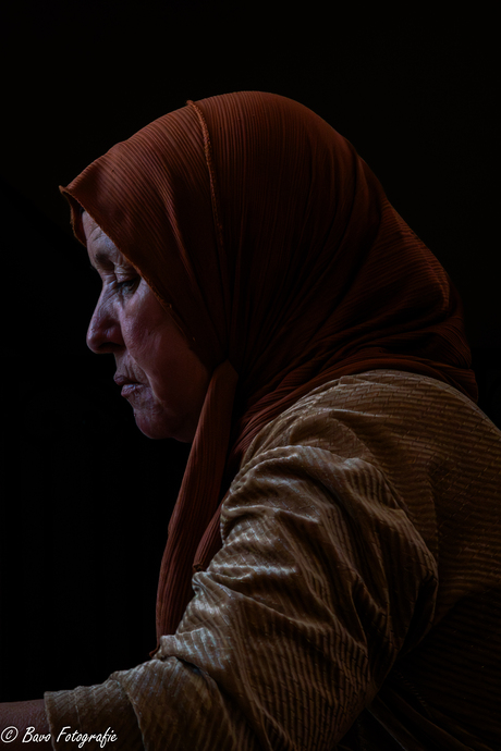 Fatima geconcentreert bij het theezetten