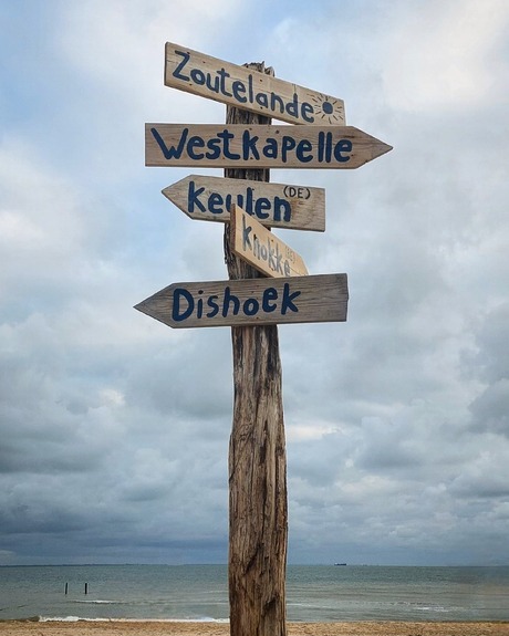 Wegwijs op strand Zoutelande