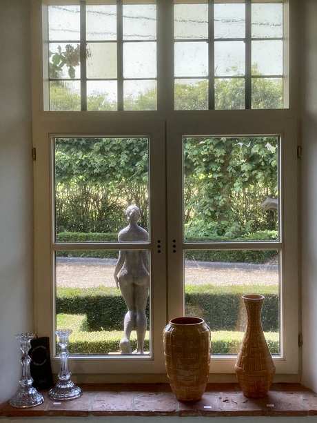 Kunst voor en achter het raam