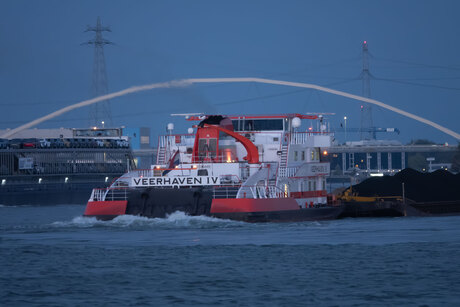 Binnenvaart in het blauwe uurtje