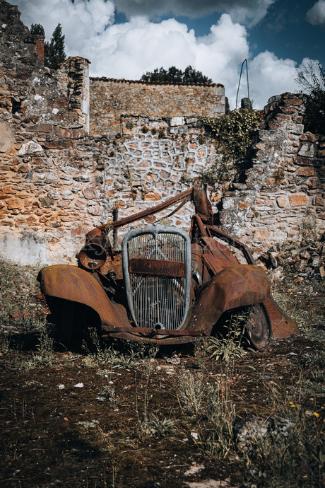 Eenzame auto in Oradour-Sur-Glane