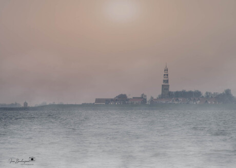 De scheve toren van Hindeloopen in de mist.