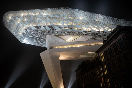 Diamant boven de stad: het iconische Havenhuis van Antwerpen