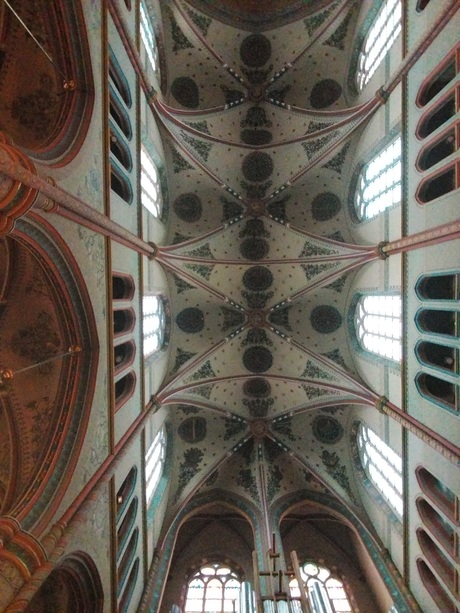 Het plafond van de sint Willibrordkerk. 