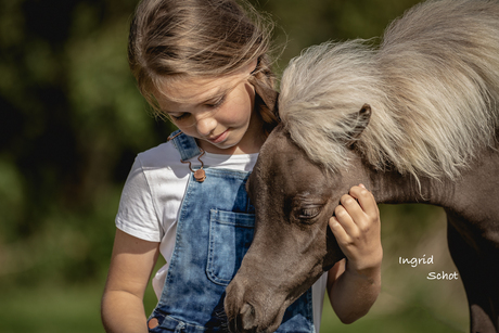 Fiene met mini paardje