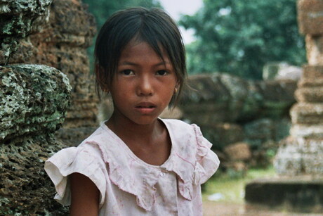 Meisje bij Angkor Wat, Cambodja