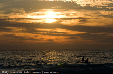 Zonsondergang na een dag vol surfen