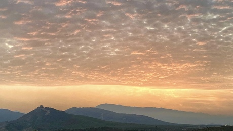 Magische zonsondergang in de bergen van Andalusië 