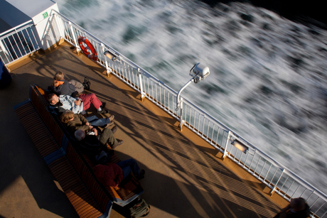 In de zon, op de boot